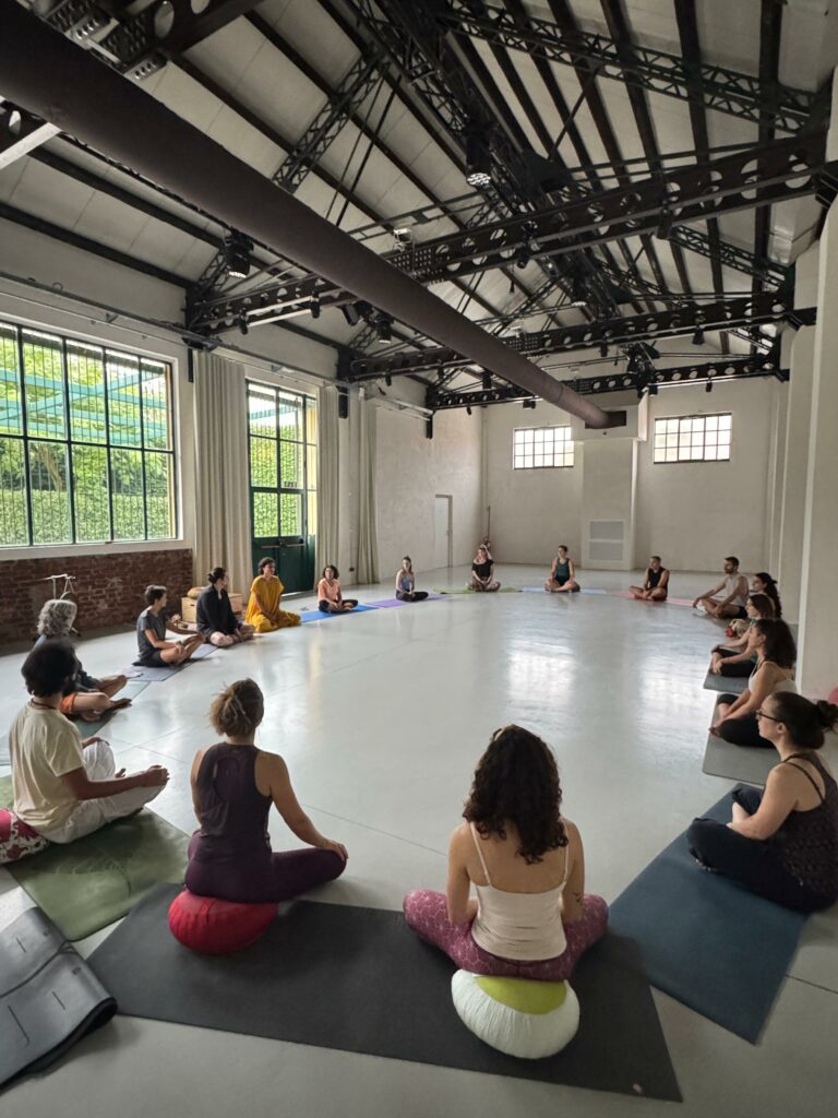 Francesca durante un incontro di meditazione a Milano