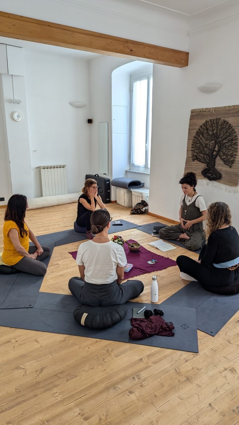 Francesca durante una pratica di meditazione presso lo studio Meridiana di Genova