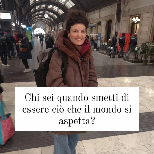 Due ritiri, uno dietro l' altro, intensi e trasformativi e inevitabilmente un ciclo si chiude. 

Molte certezze sono crollate. La terra sotto i piedi trema. 

Come è possibile - chiede la mente - che tutto questo possa crollare? 

È quel che è - risponde il cuore. 

Sorrido. Sono felice. 

Perché? 

Perché non mi ero accorta che quelle certezze erano diventate gabbie. 

Gabbie dorate in cui stavo molto comoda ma che limitavano la mia ESPANSIONE autentica.

Volevo scrivere "espressione" autentica, ma di istinto ho scritto "espansione".

Si. Perché quando dai voce a quella verità dentro di te, che è tua e solo tua, allora ti espandi, diventi ampia come il cielo, radicata come la terra. 

Il punto è che spesso dimentichi questa verità, la tua canzone, quel suono unico e primordiale che fai solo tu.

Sotto quei "devo, dovrei", "è così", "non posso/riesco" che costringono, chiudono,  si fa fatica a ritrovare il proprio canto.

Allora ti chiedo e se smettessi di trattenere e trattenerti? 

Come sarebbe se potessi allentare la presa su tutto ciò che stai trattenendo a denti e pugni stretti? 
Parlo di persone, situazioni, eventi..

Lascia che ciò che deve crollare, crolli. 

Ciò che è destinato ad andarsene se andrà comunque.

Cosa resta? - chiede la mente.

Senti - dice il cuore - apri le mani, le braccia e senti.

Rilassati. 
Abbandona il corpo, balla come se fosse la prima e l'ultima volta e ricorda la tua canzone. 

Prova. 
Prova a mettere una delle tue musiche preferite e balla. 

Fregatene di come ti muovi, lascia andare i giudizi, semplicemente lasciati andare e respira.

Riconosci ciò che di meraviglioso, autentico, divino è in Te.

Ti vedo

#lecoseinmente #meditazionegenova #meditazione #mindfulness #buddhism #crescitapersonale