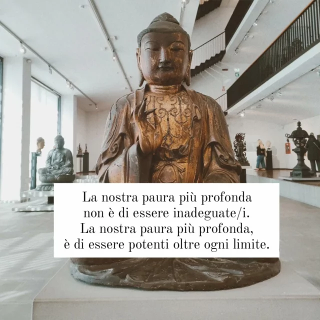 La nostra paura più profonda
non è di essere inadeguate/i.

La nostra paura più profonda,
è di essere potenti oltre ogni limite.

E’ la nostra luce, non la nostra ombra,
a spaventarci di più.

Ci domandiamo: “Chi sono io per essere brillante, pieno di talento, favolosa/o?”

In realtà chi sei tu per non esserlo?

Siamo figli della Vita.

Il nostro giocare in piccolo,
non serve al mondo.

Non c’è nulla di illuminato
nello sminuire se stesse/i cosicché gli altri
non si sentano insicure/i intorno a noi.

Siamo tutti nate/i per risplendere,
come fanno i bambini.

Siamo nati per rendere manifesta
la gloria della Vita che è dentro di noi.

Non solo in alcune/i di noi:
è in ognuna/o di noi.

E quando permettiamo alla nostra luce
di risplendere, inconsapevolmente diamo
agli altri la possibilità di fare lo stesso.

E quando ci liberiamo dalle nostre paure,
la nostra presenza
automaticamente libera gli altri.

Domenica 2 Marzo all' Associazione Meridiana, Genova, dedicheremo un incontro a "onorare e Custodire il nostro Valore, il tuo Valore"

Dimmi: Cosa hai bisogno di ricordare?

Ci lasceremo guidare in un pomeriggio dolce e giocoso attraverso meditazione, movimento e un lavoro creativo per ritrovare un contatto autentico e luminoso con noi stesse/i.

Ti aspetto,
Francesca 

#lecoseinmente #meditazionegenova #mindfulnessitalia #mindfulness #crescitainteriore #crescitapersonale #benessereemotivo #yoga