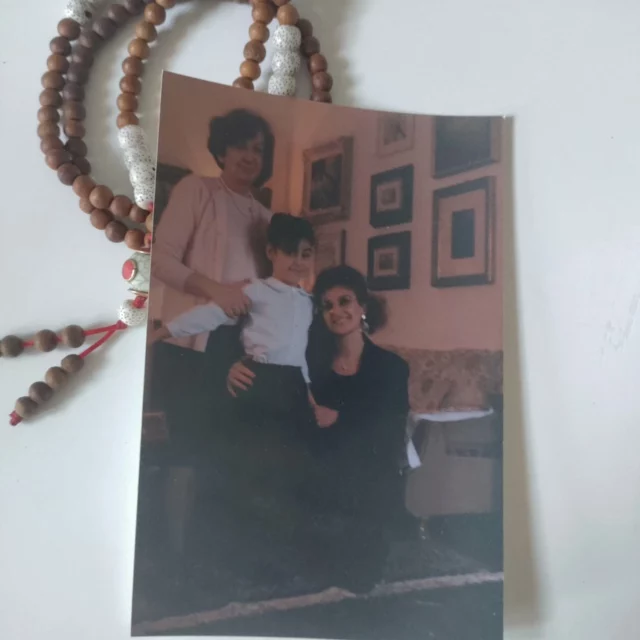 Ieri ho chiuso un altro ciclo, durante questa potentissima luna piena con eclissi.

Ho toccato ferite antiche del mio lignaggio materno.

Perché il dolore non visto e non consapevolizzato si tramanda, viaggia nel tempo e nello spazio, come un sottile filo rosso che unisce ogni persona della famiglia.

La psiche lo riporta in superficie, generazione dopo generazione. Non per condannarti a riviverlo, ma perché possa finalmente essere visto, portato alla luce, amato e trasformato.

E così il dolore di mia nonna (e chissà di quante prima di lei), è diventato quello di mia madre, fino ad arrivare a me.

In 32 anni non l’ho mai visto chiaramente come ieri. Il cuore si è aperto, la testa ha girato fino a perdere l' equilibrio e poi la visione è diventata chiara. 

E questa te la voglio proprio raccontare, perché ha dell’incredibile💙

Ieri sera, tornando da Pomaia, dopo una giornata così potente, ho deciso di fare visita a mia nonna materna.

Era tardi, ero stanca, ma sentivo che dovevo raccontarle quello che avevo visto e capito.

Mia nonna è malata di Alzheimer da quasi 10 anni.

Non è più autonoma in nulla, non ricorda chi è, come non riconosce nessuno di noi, e ha perso ovviamente anche l’uso della parola, emette soltanto qualche suono in ricordo di parole lontane.

Arrivo, mi apre Rosa, la signora che si prende cura di lei, e un po’ stupita mi chiede cosa ci faccio a quell’ora da loro. 

Le dico che è urgente e devo parlare con la nonna.

Entro nella sua stanza e mi siedo accanto al suo letto.

Inizio a raccontarle. 
Lei come sempre non mi guarda, ha lo sguardo fisso al lampadario e mentre parlo emette qualche suono come fa spesso: bibi dididi cacaca – sembra dire.

Le dico: “Nonna, tu sei amata. Sei amata. Non aver paura. Puoi lasciare andare”
 
Le ripeto queste parole come un mantra, per quasi 2/3 minuti di fila.

Poi, all’improvviso, lei interrompe i suoi farfuglii, sposta la testa un pochettino verso di me e dice: “GRAZIE”

Scoppio in lacrime. Un pianto di gioia. Incredula per quella parola. So che qualcosa è accaduto.

⬇️ continua nel 1commento

#lecoseinmente #meditazionegenova #meditazione #curadise #traumaintergenerazionale