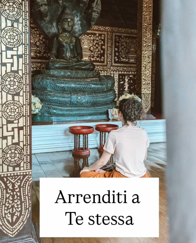 Uno degli atti più potenti di guarigione profonda è: la RESA. 

Si, la Resa. Cosa senti quando leggi questa parola? 
Io per anni ho sentito difficoltà e resistenza al solo pronunciarla.

La resa non è un atto passivo, è un atto di presenza attiva e radicale.

È asciutta, essenziale. 

Chiede la Verità. La tua, quella che temi di dire a volte anche a te stessa/o. 

Una pratica radicale del cuore che fa a cazzotti con il condizionamento con cui sono cresciuta. 

Con quel fare, fare, fare di più.
Con quel desiderio di controllo.

La Resa ti chiede: 
cosa c'è dietro a quella mascella serrata a denti stretti? 

Cosa c'è dietro quel fare e sforzarti di più?

Sento già una voce dentro di me che dice "ma se scrivi così sembra un inno al non fare niente, a mollare tutto".

Si e no. 
La Resa ti invita a un' azione creativa e non a quella che fai in automatico.

Ti invita a guardare l'intenzione e la motivazione che ci sono dietro alle tue azioni. 

Lo fai per paura o per amore?
Lo fai per dimostrare qualcosa o perché lo senti allineato con te?

E bada bene non cadere nella mente che giudica che ti dice che una risposta è meglio dell' altra. 

Perché la resa non ti chiede questo, ma chiede di dirti la verità. 

Risponditi sinceramente. Questo fa la differenza e questo è il primo vero fondamentale passo per cambiare.

In questo anno sento di aver fatto la muta. 

Ho lasciato andare relazioni che non mi rispecchiavano più. 

Ho ridotto la presenza in alcuni luoghi, per esempio qui. 
Ho parlato solo quando sentivo che era davvero ciò che volevo e non per riempire a tutti costi uno spazio.

Ho declinato inviti e progetti che non mi rispecchiavano più.

È stato facile? No.
Faticoso? Si, il più delle volte. 
Era necessario? Direi Vitale. 

Perché non ci può essere Vita senza Morte.
Non ci può essere Creazione senza Distruzione.
Non ci può essere saggezza senza conoscere il dolore. 

Sono due facce della stessa sorgente. Condividono la stessa fonte di energia.

Possiedi entrambi. 
Toglierne uno a favore dell' altro è togliere potere alla tua Forza, perdere informazioni e saggezza.

Sii intera con tutta te stessa

#meditazionegenova #mindfulnessita #crescitainteriore